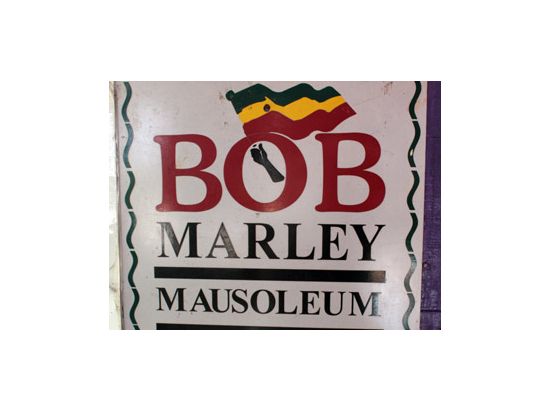 レゲエ界の英雄ボブ・マーリーの生家訪問とお墓参り ナイン・マイル観光ツアー＜日本語ガイド／モンテゴベイ発・オーチョリオス発・キングストン発＞