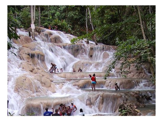 オーチョリオス1日ツアー　人気のダンズリバー滝登り＆名物いかだ下りを体験＜日本語ガイド／モンテゴベイ発・オーチョリオス発・キングストン発＞