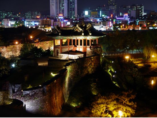 ソウル郊外観光ナイトツアー　世界遺産水原華城のライトアップ＋夜景鑑賞＋夏季限定！水原華城行宮見学ができる夜間入場プランあり＜日本語ガイド／明洞往復送迎＞