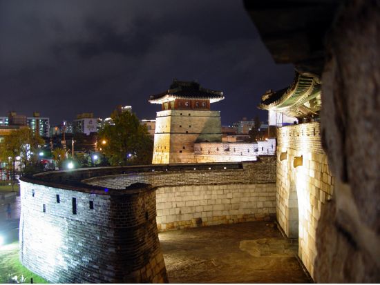 ソウル郊外観光ナイトツアー　世界遺産水原華城のライトアップ＋夜景鑑賞＋夏季限定！水原華城行宮見学ができる夜間入場プランあり＜日本語ガイド／明洞往復送迎＞