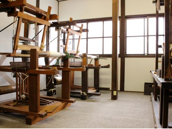 米沢織でシルクコースターの手織り体験 200年以上の伝統を受け継ぐ[染織工房わくわく舘/米沢市]