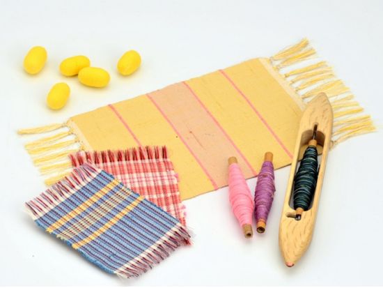 米沢織でシルクコースターの手織り体験 200年以上の伝統を受け継ぐ[染織工房わくわく舘/米沢市]