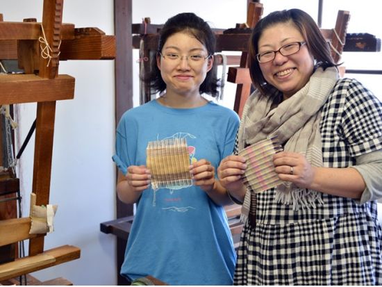 米沢織でシルクコースターの手織り体験 200年以上の伝統を受け継ぐ[染織工房わくわく舘/米沢市]