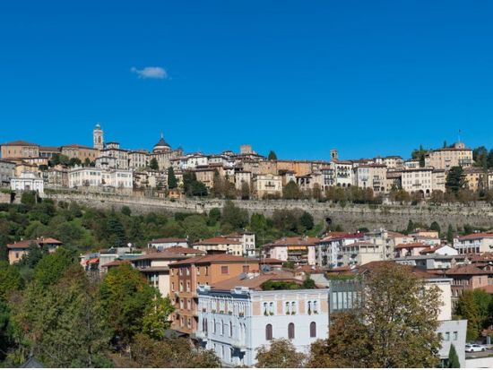 ロンバルディア州 日帰り観光ツアー　クレモナ＆ベルガモ＆パヴィア修道院 ＜貸切／送迎付／ミラノ発＞