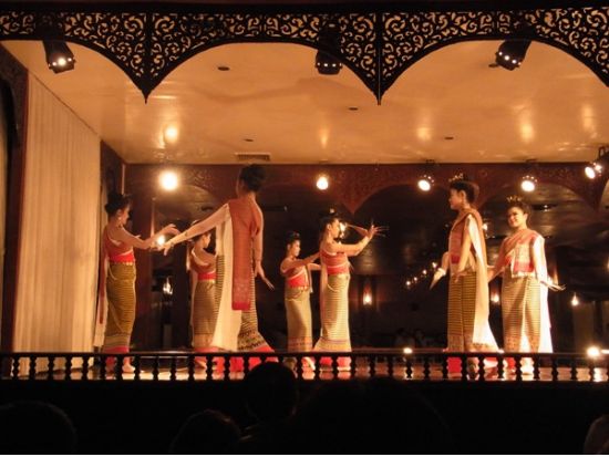 【チェンマイ発】夜のチェンマイに繰り出そう！ナイトバザール＆タイ伝統舞踊ディナーショー＜ホテル送迎付／日本語ガイド／夕食付＞