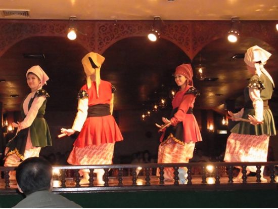 【チェンマイ発】夜のチェンマイに繰り出そう！ナイトバザール＆タイ伝統舞踊ディナーショー＜ホテル送迎付／日本語ガイド／夕食付＞