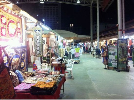 【チェンマイ発】夜のチェンマイに繰り出そう！ナイトバザール＆タイ伝統舞踊ディナーショー＜ホテル送迎付／日本語ガイド／夕食付＞