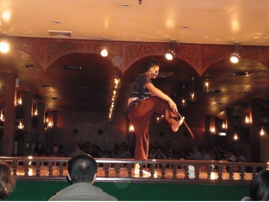 【チェンマイ発】夜のチェンマイに繰り出そう！ナイトバザール＆タイ伝統舞踊ディナーショー＜ホテル送迎付／日本語ガイド／夕食付＞