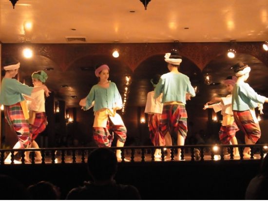 【チェンマイ発】夜のチェンマイに繰り出そう！ナイトバザール＆タイ伝統舞踊ディナーショー＜ホテル送迎付／日本語ガイド／夕食付＞