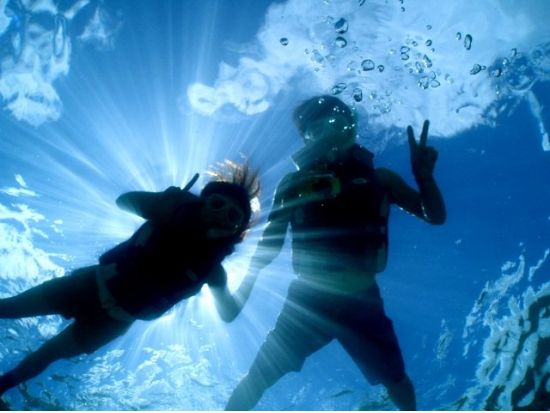 『パラセーリングツアー』と『サンゴ畑のシュノーケルツアー』のお得なセット！ 5歳から参加可能 トイレ・温水シャワー・更衣室完備で快適!＜7～9月／名護市＞