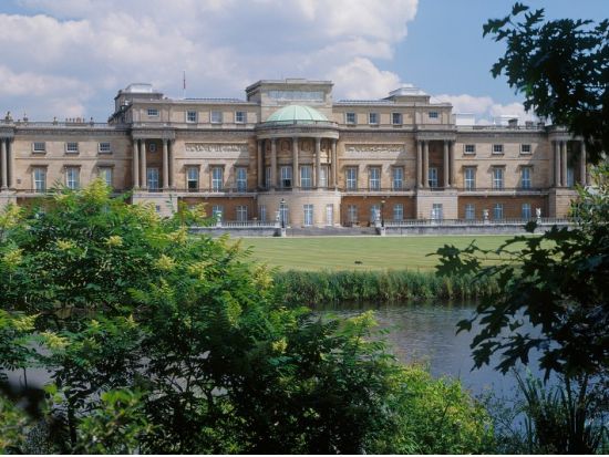 バッキンガム宮殿内部見学 半日観光ツアー　衛兵交代式（歩兵隊または騎馬兵）見学　即予約確定！＜2026年7月10日～9月28日／午前／英語ガイド＞