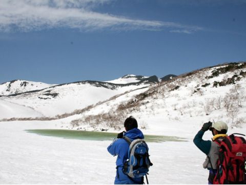 ゴールデンウィーク限定　知床スノートレッキング　残雪が残る羅臼湖へスノーシューでLet‘Go♪ 雪遊びもできちゃう！＜4月27日～5月9日／送迎付／ウトロ温泉＞