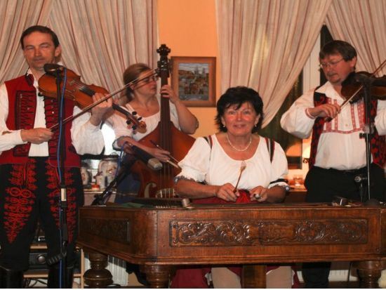 プラハ 伝統音楽ディナーショー　チェコの民族音楽＆ダンス＆食事を楽しむ ＜英語ドライバー／プラハ発＞