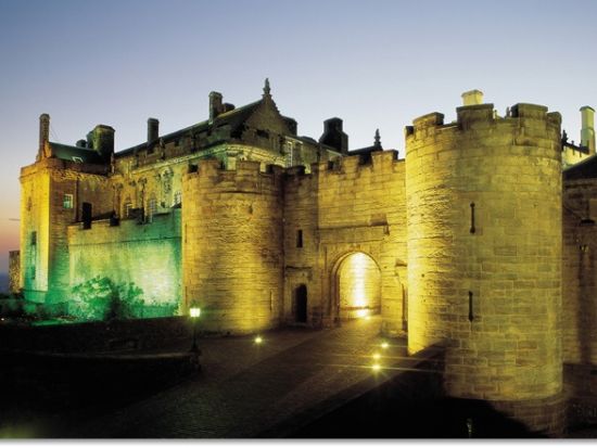 スコットランド日帰り観光ツアー　ダンケルド村＆リゾート地ピトロクリー＆ウィスキー蒸留所 ＜英語ドライバーガイド／エジンバラ発＞