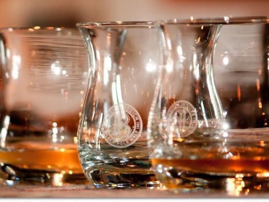 スコットランド日帰り観光ツアー　ダンケルド村＆リゾート地ピトロクリー＆ウィスキー蒸留所 ＜英語ドライバーガイド／エジンバラ発＞