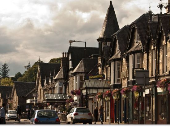 スコットランド日帰り観光ツアー　ダンケルド村＆リゾート地ピトロクリー＆ウィスキー蒸留所 ＜英語ドライバーガイド／エジンバラ発＞