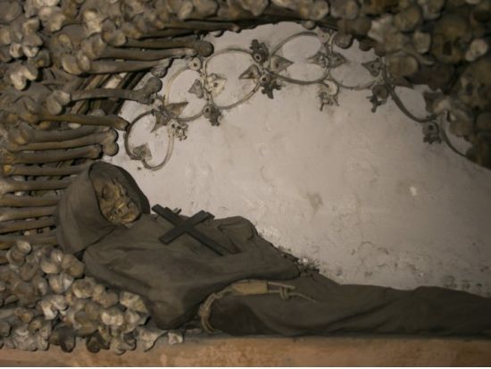 人骨で装飾されたガイコツ寺！ローマの地下墓地カタコンベツアー＜混載／英語ガイド／ローマ発＞＊申込と同時に即予約確定