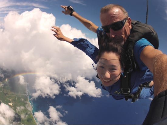 サイパン スカイダイビング 海と空の絶景を高度2400メートルから