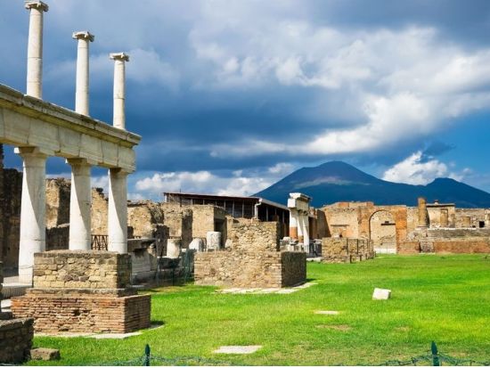 【プライベートツアー】世界遺産ポンペイ 半日観光＜秘儀荘or大劇場見学選択可／午前／日本語／ナポリ発＞by Zenzero