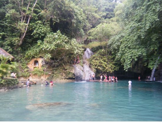 癒しの絶景スポット！エメラルドグリーンのカワサンフォール滝トレッキングツアー　ウミガメ＆イワシの大群シュノーケル付きプランあり＜日本語ガイド／昼食付＞  