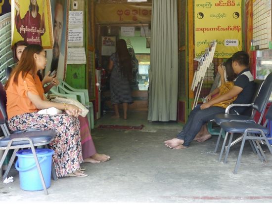 ミャンマー伝統占い＆願掛けツアー　占い大国ミャンマーで運気アップ！＜ヤンゴン発着／午前or午後／貸切／日本語ガイド＞