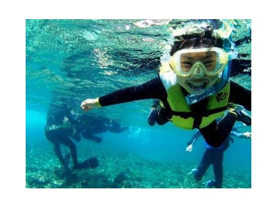 青の洞窟 シュノーケリング+シーカヤック　1グループ1ガイド貸切で3歳から参加可能！シーカヤック上陸では貝殻拾いもあり＜ビーチ／ショップ設備利用可／恩納村発＞