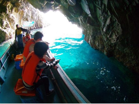 サッパ船アドベンチャーズ  ベテラン漁師が北山崎の絶景をご案内！真下から仰ぎ見る高さ200ｍの絶壁遊覧クルージング＜ガイド付き／田野畑村＞