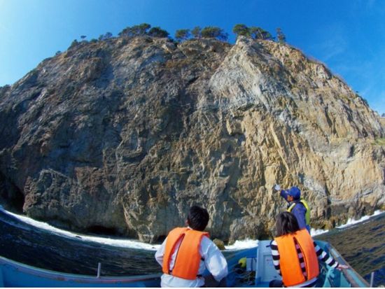 サッパ船アドベンチャーズ  ベテラン漁師が北山崎の絶景をご案内！真下から仰ぎ見る高さ200ｍの絶壁遊覧クルージング＜ガイド付き／田野畑村＞