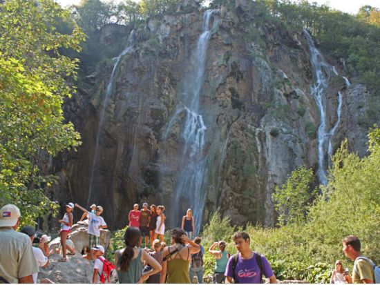 世界遺産プリトヴィッツェ湖群国立公園　日帰り観光ツアー＜3月～10月／英語ガイド／スプリット発＞