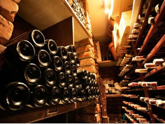 カタルーニャ　カヴァの名産地ペネデスのワイナリー訪問＆グルメ堪能ツアー ＜昼食＆試飲＆名産品試食付き／英語ガイド＞