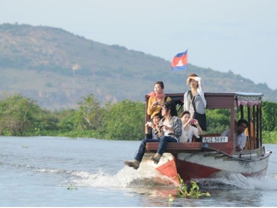 バンテアイスレイ・サムレ・伝統的な民家訪問・トンレサップ湖ボートクルーズ・オールドマーケット観光ツアー＜夕陽鑑賞付＞