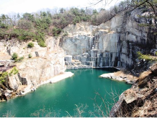抱川(ポチョン)1日観光　ドラマロケ地巡り　抱川アートバレー＆「愛の不時着」「キム秘書がいったいなぜ」抱川漢灘江空の橋＆鳩嚢の滝 ＜午前発／昼食付き＞