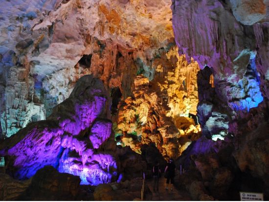 世界遺産ハロン湾日帰りツアー　鍾乳洞見学付き　貸切プランあり＜3時間クルーズ／日本語ガイド／海鮮ランチ＞by JTB