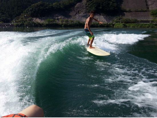 ウェイクサーフィン体験 プロの指導で初心者から経験者まで楽しめる！＜選べる時間帯/美郷町＞ by ウィズ