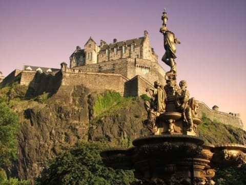 エディンバラの旧市街 新市街 イギリスの世界遺産 スコットランドの観光 ツアーの予約 Veltra ベルトラ