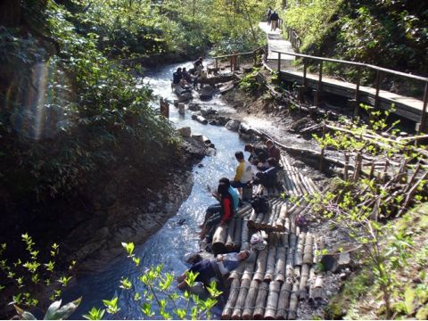 登別温泉泉源ウォッチングツアー　登別の魅力を歩く！湧き出るお湯に足を浸す天然足湯も楽しめる♪地獄谷＋奥の湯＋大湯沼＋大湯沼川天然足湯＜3～12月／泉源公園集合＞