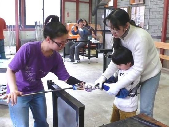 make your own japanese cup or tumbler in a glass blowing workshop in
