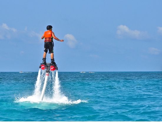 フライボード　大空を舞う不思議な感覚に大興奮！重い機材がないので、初心者や女性にオススメ＜ホテル往復送迎付＞