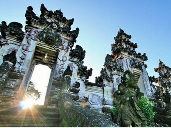 サンライズ・ヨガ＆アリラ・マンギスの贅沢ブランチ　超感動の朝日鑑賞、ランプヤン寺院でのお祈り体験も！ ＜現地ガイド ※日本語可＞