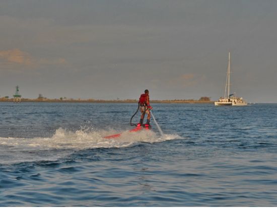 フライボード　大空を舞う不思議な感覚に大興奮！重い機材がないので、初心者や女性にオススメ＜ホテル往復送迎付＞