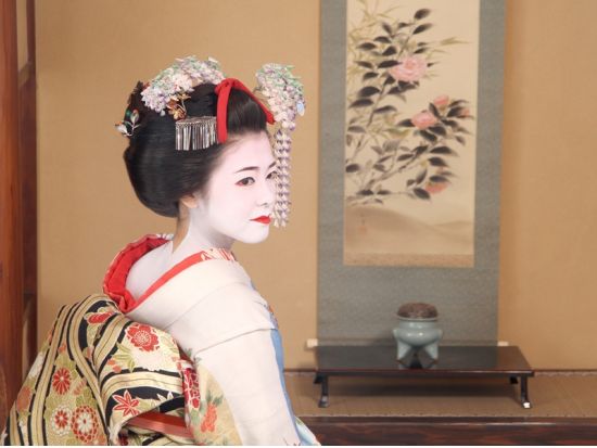 舞妓変身体験 お座敷撮影プラン 芸妓への変更・お庭撮影可＜京都市／祇園＞by 舞妓体験処 ぎをん彩