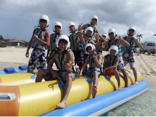 バナナボート スリル満点な体験をしながら万座毛を海から眺めよう！3歳から参加OK＜グリーンフィンズ認定店／恩納村＞by 恩納海浜公園ナビービーチ