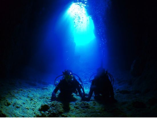 青の洞窟ボート体験ダイビング　身軽で参加できるバスタオルレンタルあり＜ボート／ガイド貸切／ショップ設備利用可／グリーン・フィンズ認定店／恩納村発＞