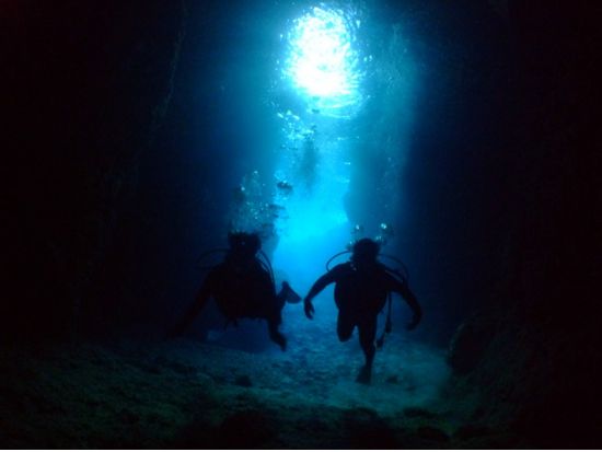 青の洞窟ボート体験ダイビング　身軽で参加できるバスタオルレンタルあり＜ボート／ガイド貸切／ショップ設備利用可／グリーン・フィンズ認定店／恩納村発＞