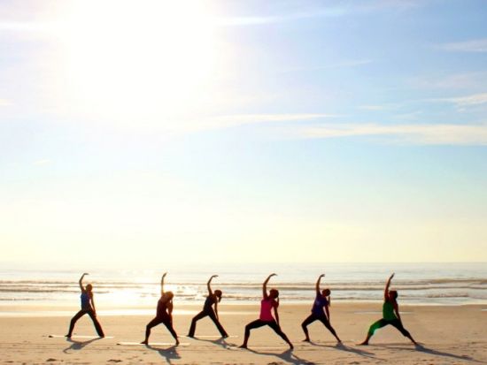 ビーチヨガ体験　選べる太陽のパワーをもらうサンライズまたはサンセットヨガ＜朝・夕／SKY SURF YOGA／茅ヶ崎＞