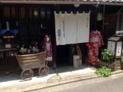 Dekobokoan shop exterior in Kyoto