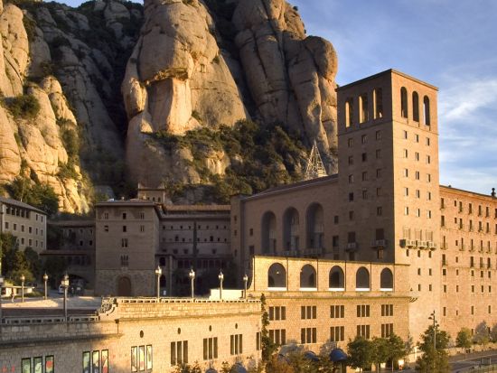 モンセラット 1日観光ツアー　修道院入場＆少年聖歌隊コーラス鑑賞プランあり ＜登山列車利用／英語／バルセロナ発＞