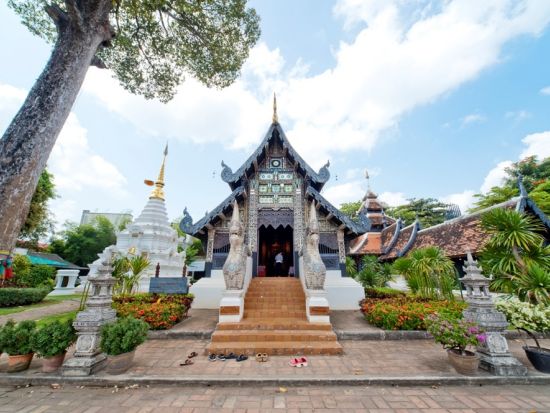 【チェンマイ発】古都チェンマイ1日観光ツアー☆じっくり寺院巡り＆手工芸品の村サンカンペーン訪問＜終日／ホテル送迎付／日本語ガイド／昼食付＞