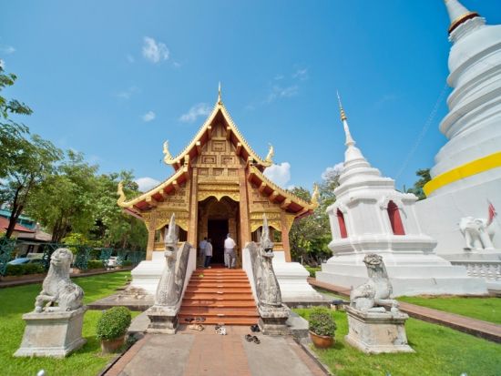 【チェンマイ発】古都チェンマイ1日観光ツアー☆じっくり寺院巡り＆手工芸品の村サンカンペーン訪問＜終日／ホテル送迎付／日本語ガイド／昼食付＞
