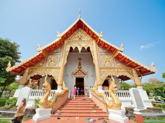 【チェンマイ発】古都チェンマイ1日観光ツアー☆じっくり寺院巡り＆手工芸品の村サンカンペーン訪問＜終日／ホテル送迎付／日本語ガイド／昼食付＞